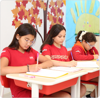 Alunas em sala de aula Canadian Global School Belém